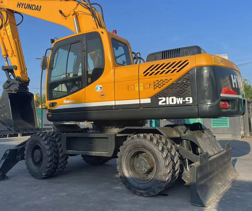 بیل هیوندای ۲۱۰ لاستیکی (Hyundai 210W)